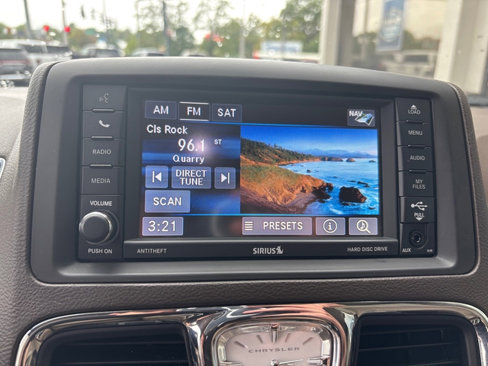 Used 2015 Chrysler Town & Country Touring-L image 21