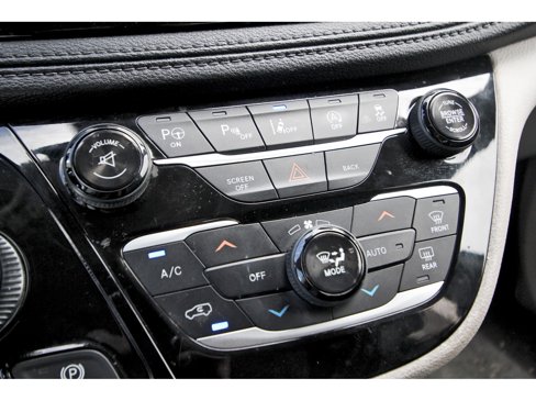 Used 2017 Chrysler Pacifica Limited image 22