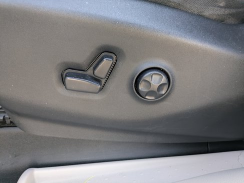 Used 2020 Chrysler Voyager Lxi image 12
