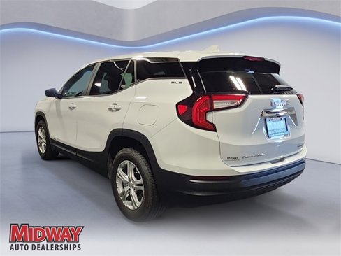 Used 2024 GMC Terrain SLE image 3
