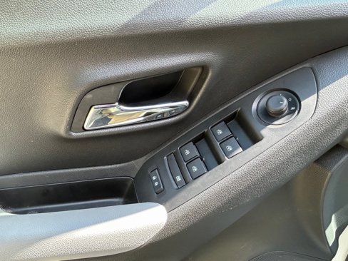Used 2022 Chevrolet Trax LT w/ LT Convenience Package image 19