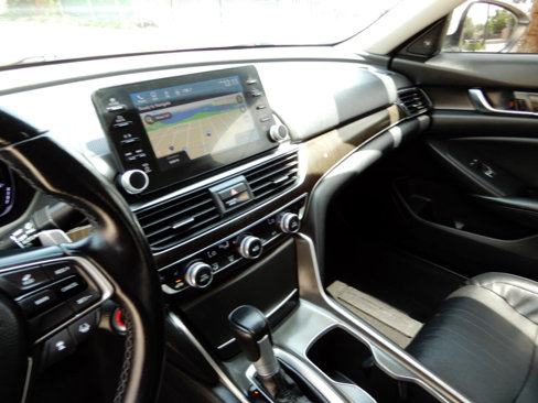 Used 2018 Honda Accord Touring image 15