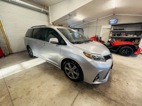 Used 2018 Toyota Sienna SE image 6