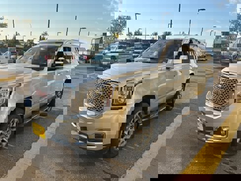Used 2017 GMC Yukon XL Denali image 3