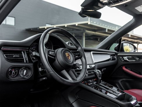 Certified 2023 Porsche Macan image 4