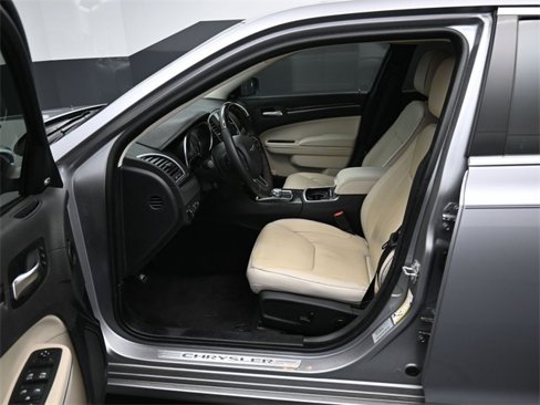 Used 2016 Chrysler 300 C image 9
