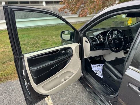 Used 2019 Dodge Grand Caravan SXT image 12