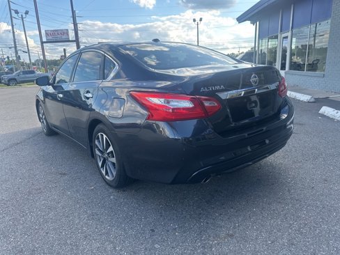 Used 2017 Nissan Altima 2.5 SL w/ Moonroof Package image 3