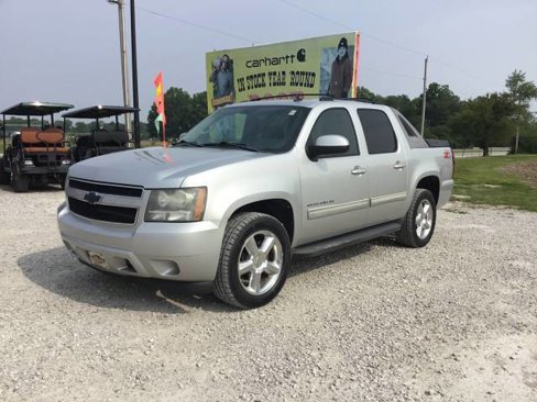 Used 2011 Chevrolet Avalanche LS image 7