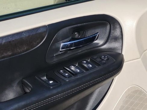 Used 2018 Dodge Grand Caravan SE w/ UConnect Hands-Free Group image 9