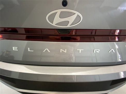 Used 2025 Hyundai Elantra SE image 25