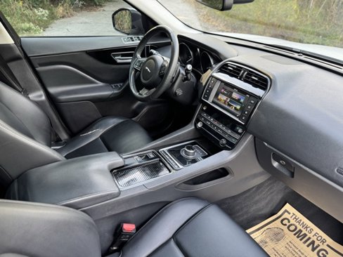 Used 2018 Jaguar F-PACE Premium image 23