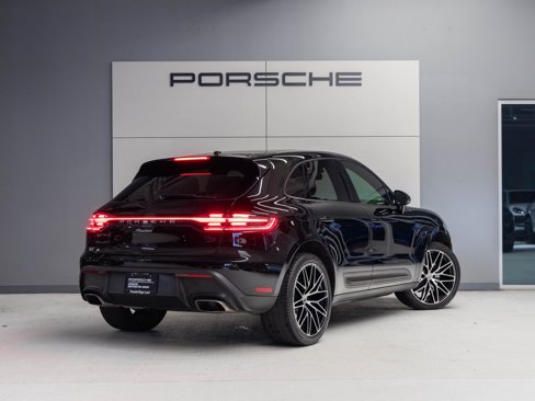 Certified 2024 Porsche Macan image 7