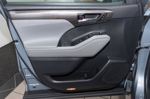 Used 2021 Toyota Highlander Limited image 8