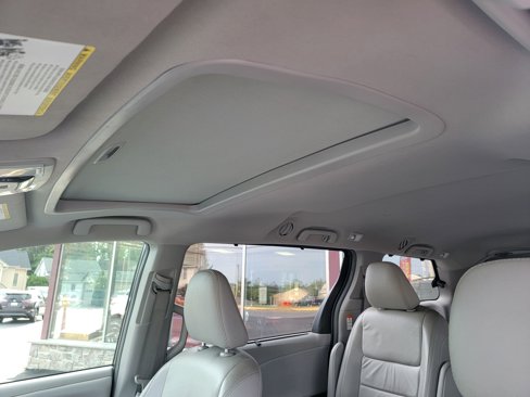 Used 2018 Toyota Sienna XLE image 26