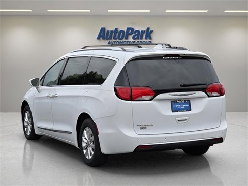 Used 2018 Chrysler Pacifica Touring-L image 5