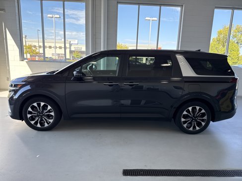 Used 2022 Kia Carnival EX image 3