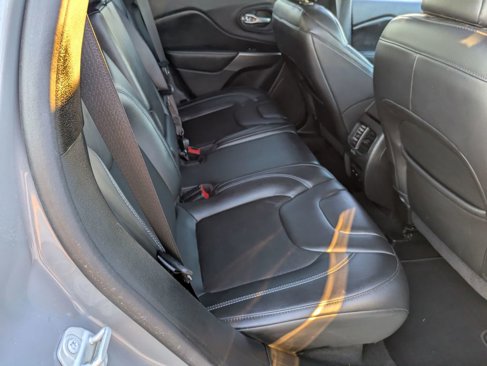 Used 2020 Jeep Cherokee Latitude Plus image 32