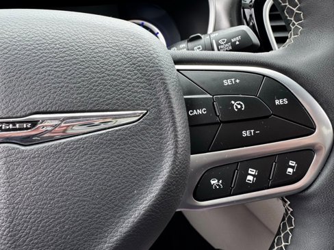Used 2024 Chrysler Pacifica Select image 18