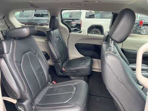 Used 2019 Chrysler Pacifica Touring-L image 27