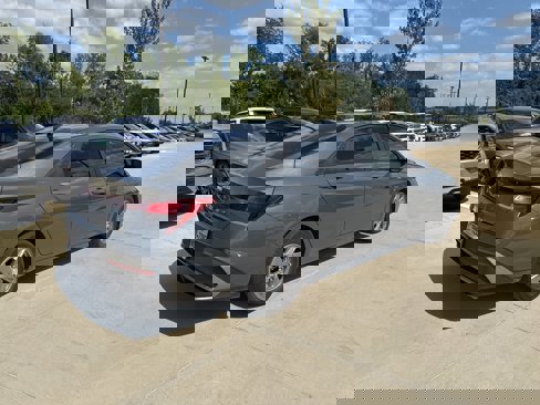 Used 2025 Hyundai Elantra SE image 3