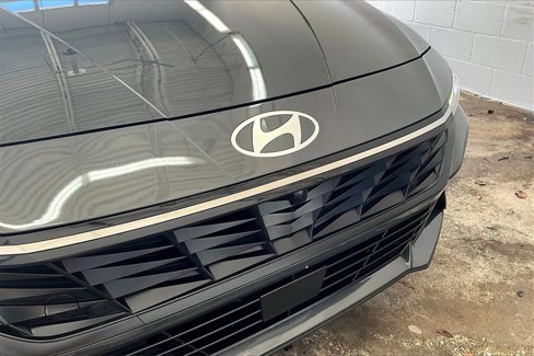 Used 2024 Hyundai Elantra Limited image 11