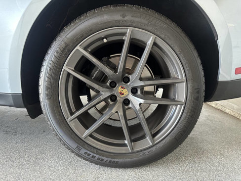 Used 2023 Porsche Macan Turbo image 40