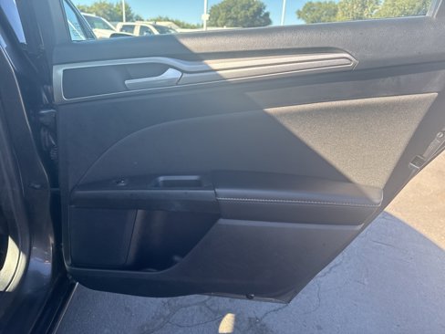 Used 2020 Ford Fusion SE image 10