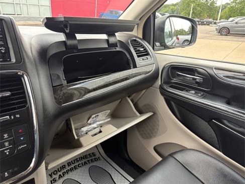 Used 2016 Chrysler Town & Country Touring-L w/ Driver Convenience Group image 23