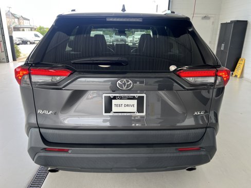 Used 2022 Toyota RAV4 XLE Premium image 10