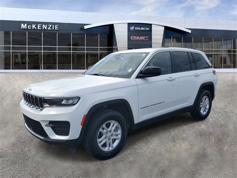 Used 2023 Jeep Grand Cherokee Laredo image 2