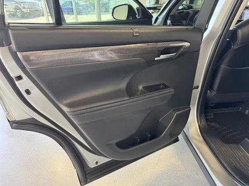 Used 2020 Toyota Highlander Platinum image 18