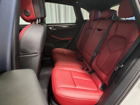 Used 2025 Porsche Macan image 24