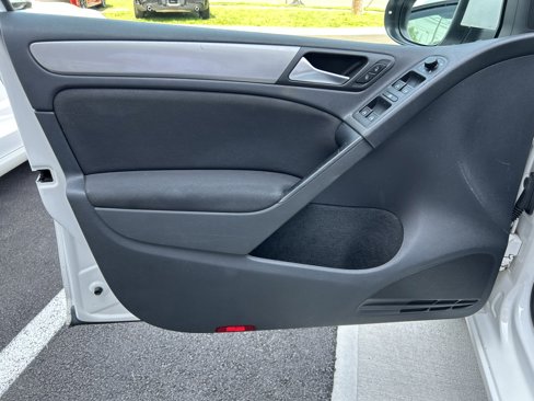 Used 2010 Volkswagen Golf 4-Door image 8