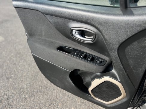 Used 2017 Jeep Renegade Latitude image 7
