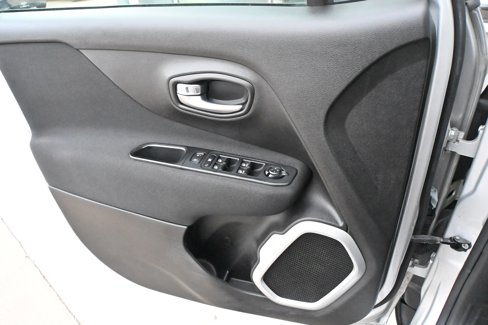 Used 2018 Jeep Renegade Latitude image 30
