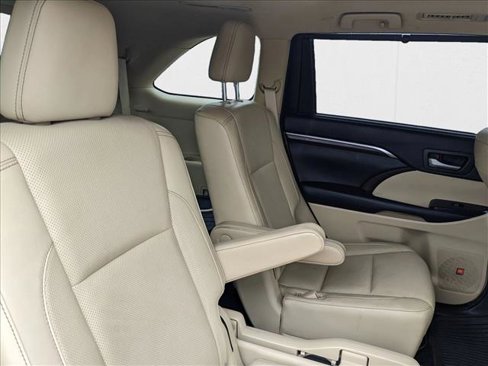 Used 2015 Toyota Highlander Limited Platinum image 18
