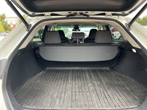 Used 2021 Toyota Venza LE image 9