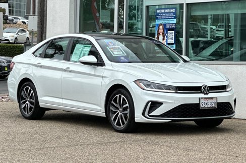 Used 2025 Volkswagen Jetta SE w/ Sunroof Package image 2