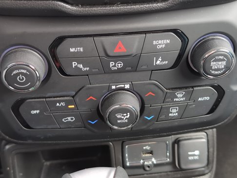 Used 2021 Jeep Renegade Latitude w/ Luxury Group I image 23