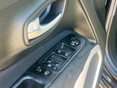Used 2021 Jeep Renegade Latitude image 17
