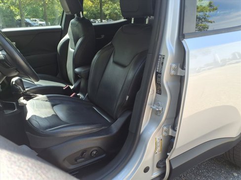 Used 2016 Jeep Renegade Limited image 17