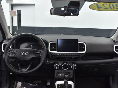 Certified 2024 Hyundai Venue Limited image 10