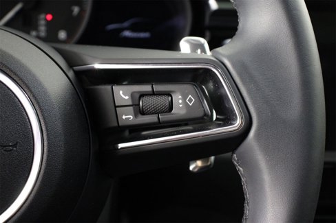 Certified 2025 Porsche Macan image 15