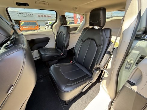 Used 2024 Chrysler Pacifica Touring-L image 9