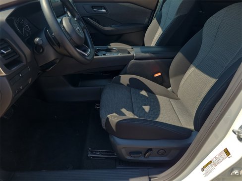 Used 2023 Nissan Rogue SV image 16