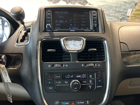 Used 2014 Chrysler Town & Country Touring image 4