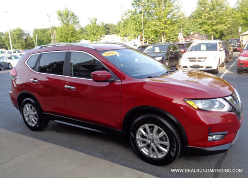 Used 2017 Nissan Rogue SV image 2