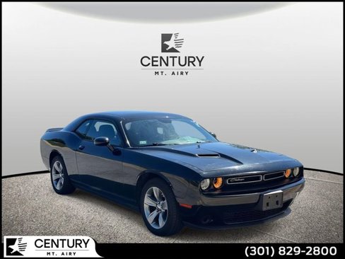 Used 2017 Dodge Challenger SXT image 1