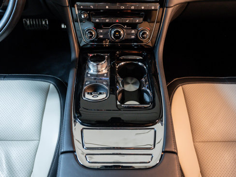 Used 2016 Jaguar XJ R image 25